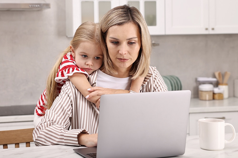 smk_photo_pas A mom researching daycare options with her child.